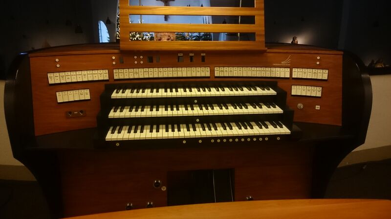 Datei:Köln-Riehl, St. Engelbert, Spieltisch.jpg