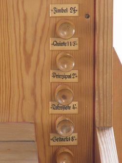 Königstein (Sächs. Schweiz), Stadtkirche (Chororgel), Register.JPG