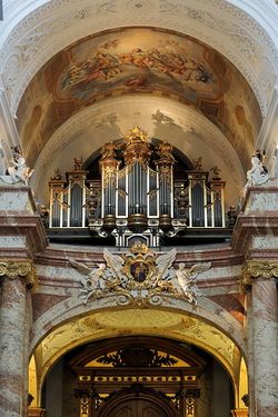 Karlskirche-Wien Orgelempore.JPG