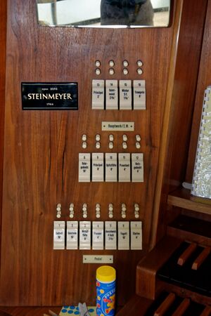 Karlsruhe, Lukaskirche, Registertafel links.jpg