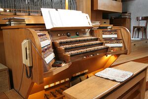 Karlsruhe-Durlach, St.PeterUndPaul, Spieltisch.jpg