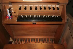 Karlsruhe-Stupferich, St.Cyriakus, Spieltisch.jpg