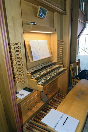 Karlsruhe Knielingen, Ev. Kirche, Spieltisch2.jpg