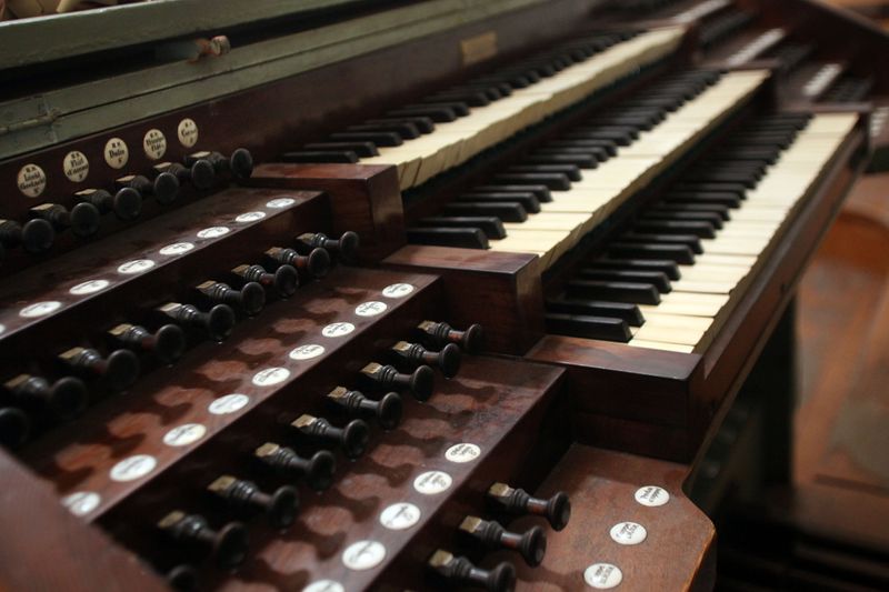 Datei:Kaunas Kathedrale Spieltisch.jpg