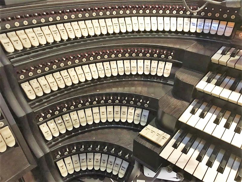 Datei:Kevelaer, Marienbasilika (Seifert-Orgel Registerwippen) (2).jpg