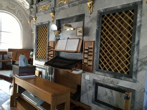 Kirchbichl Maria Himmelfahrt Spieltisch.JPG