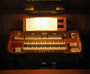 Kirchhain, Stadtkirche, Orgel, Spieltisch neu.jpg