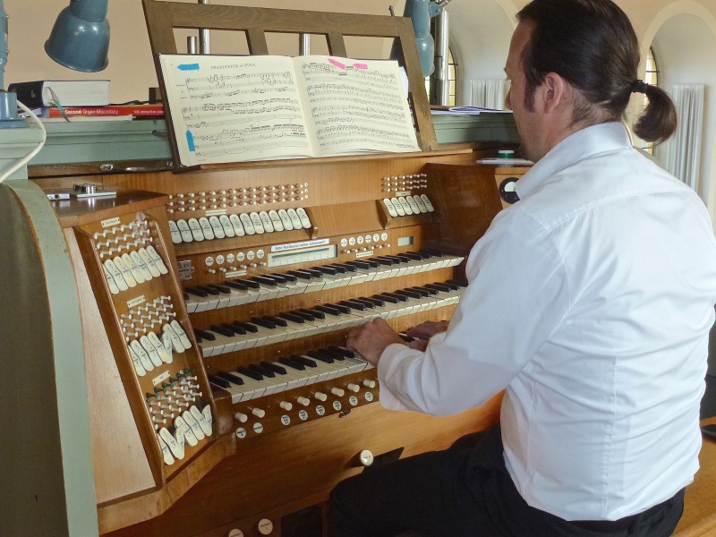 Datei:Kitzingen Ev. Kirche Spieltisch.jpg