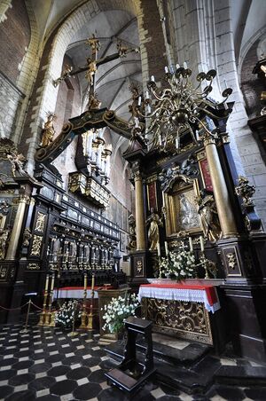 Krakau Fronleichnamsbasilika Altarraum mit Chororgel.jpg