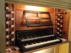 Kromsdorf-Denstedt, Kirche, Spieltisch.JPG