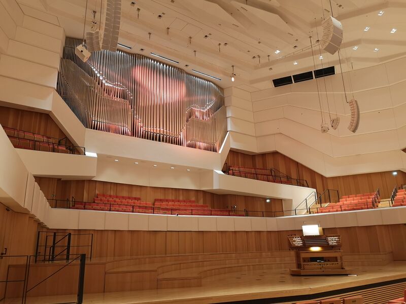 Datei:Kulturpalast Orgel im Raum.jpg
