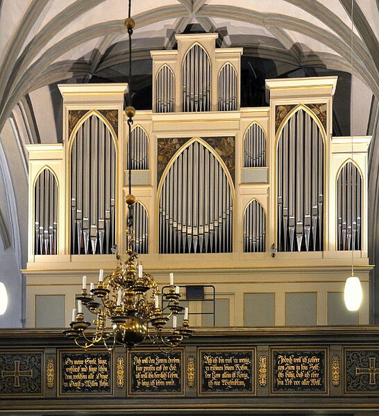 Datei:Lübben, Paul-Gerhardt-Kirche Schuke-Orgel.jpg