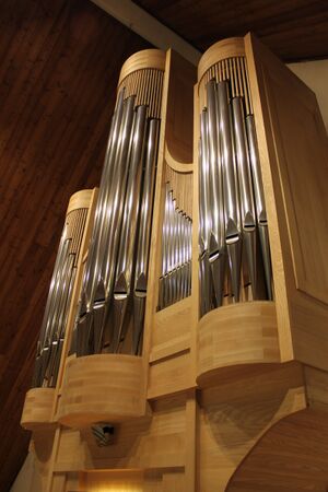 Leopoldsdorf bei Wien, Pfarrkirche Herz Mariä, Prospekt.jpg