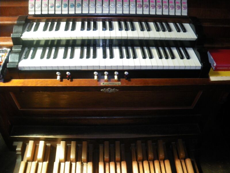 Datei:Linden-Leihgestern, Kirche, Spieltisch.JPG