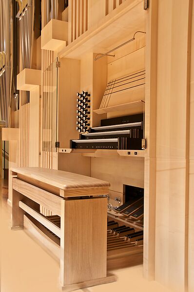 Datei:London Royal Hall Spielschrank.jpg