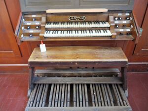 Luckenwalde, St. Joseph, Spieltisch.JPG