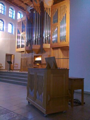 München, Himmelfahrtskirche, Truhenorgel.jpg