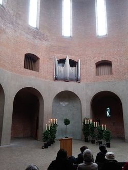 München-Obergiesing, Aussegnungshalle Friedhof am Perlacher Forst (3).jpg