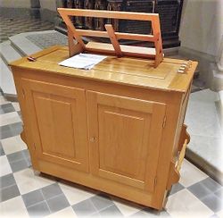 München-Obergiesing, Heilig Kreuz (Truhenorgel).jpg