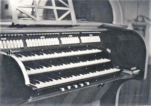 München-Sendling, St. Heinrich (Erste Nenninger-Orgel3).jpg