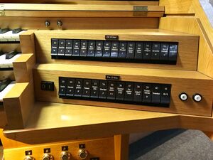 Münster, Herz Jesu, Orgel Registerschalter rechts.jpg