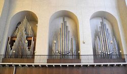 Münsterschwarzach Orgel Spieltischseite.jpg