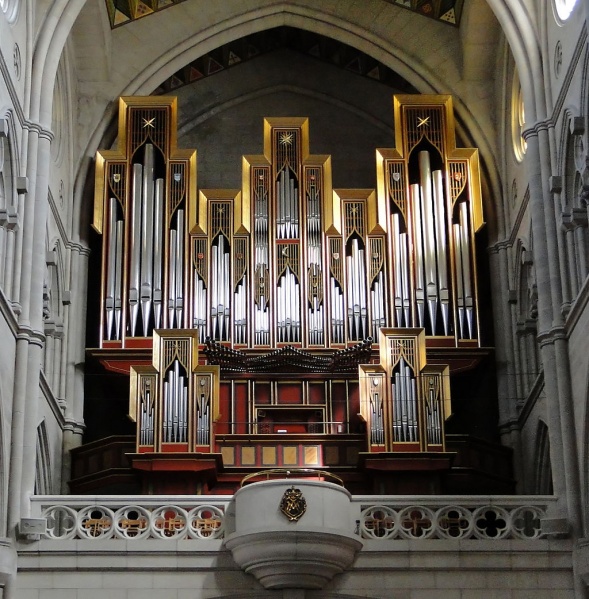 Datei:Madrid, Catedral de la Almudena, Prospekt.jpg