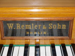 Mahlow, Dorfkirche, Firmenschild.JPG