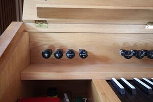 Marburg-Bauerbach, ev Kreuzkirche, Orgel, Register 1.JPG