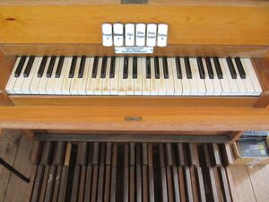 Marlow-Rostocker Wulfshagen, Dorfkirche, Spieltisch.JPG