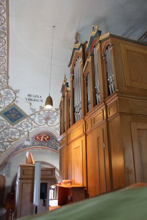 Mittelberg-Riezlern, Mariä Opferung, Orgel mit Spieltisch.jpg