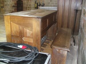 Mont Saint Michel, Abteikirche, Spieltisch.JPG