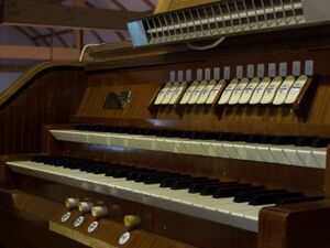 Nürnberg-Laufamholz, Heilig-Geist-Kirche, Spieltisch.JPG