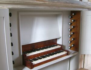 Niedergrunstedt, St. Mauritius, Spieltisch.jpg