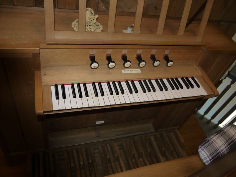 Datei:Nuthetal-Philippsthal, Dorfkapelle, Spieltisch.JPG