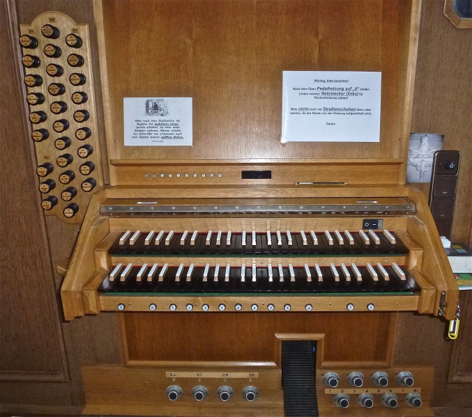 Datei:Ochsenfurt Christuskirche Spielanlage.jpg