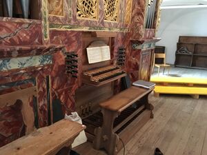Ossiach Stiftskirche Hauptorgel Spieltisch.JPG