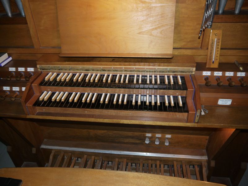 Datei:Petershagen-Eggersdorf, Dorfkirche, Spieltisch.JPG