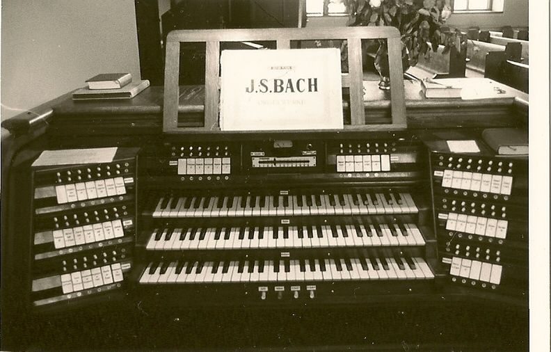 Datei:Plauen, Erlöserkirche,Spieltisch.jpg