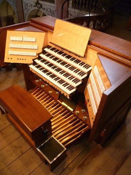 Datei:Prag Jakobsbasilika Spieltisch.jpg