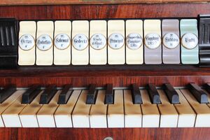 Rabenau-Rüddingshausen, Kirche, Orgel 09.JPG