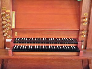 Radeberg-Kleinwachau, Ev. Kirche, Spieltisch.JPG