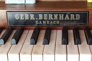 Reiskirchen-Burkhardsfelden, ev Kirche, Firmenschild 1.JPG