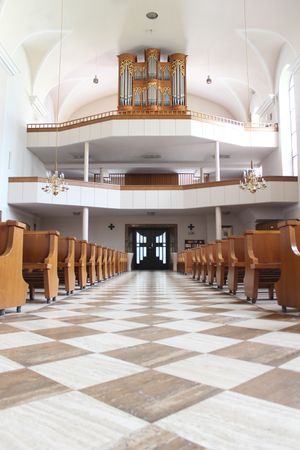 Reutte, St Anna, Orgel im Raum.JPG