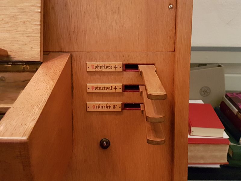 Datei:Rohrbach, Waldenserkirche, Register rechts.jpg