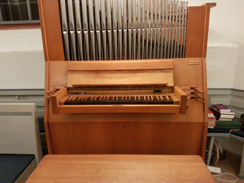 Datei:Rohrbach, Waldenserkirche, Spieltisch.png