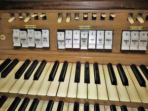 Rosenheim-Fürstätt, Rosenkranzkönigin (Stöberl-Orgel) (3).jpg