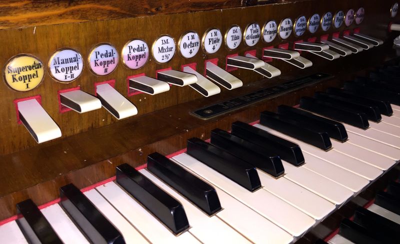 Datei:Rugendorf Strebelorgel Spieltisch.jpg