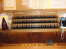 Saarbrücken, Maria-Königin, Spieltisch.jpg