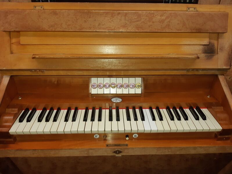 Datei:Sachsenried, St Martin, Spieltisch.jpg